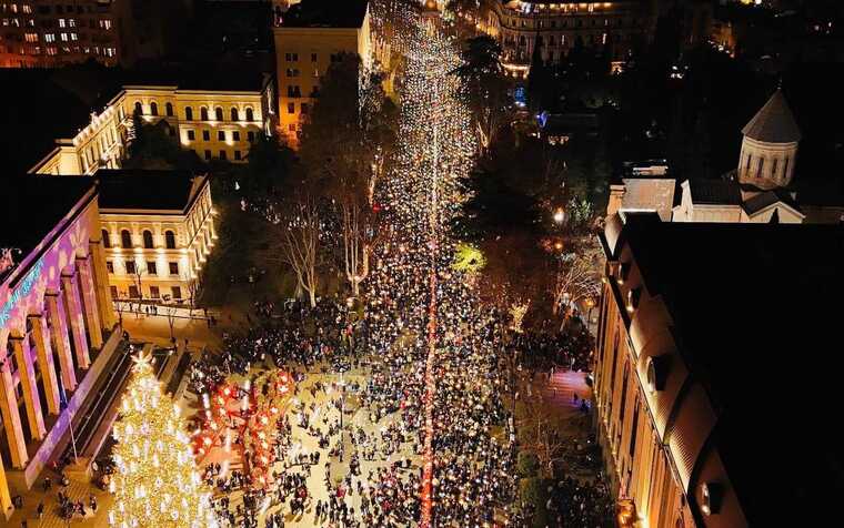 В Грузии протестующее встретили Новый год за новогодним столом в центре Тбилиси