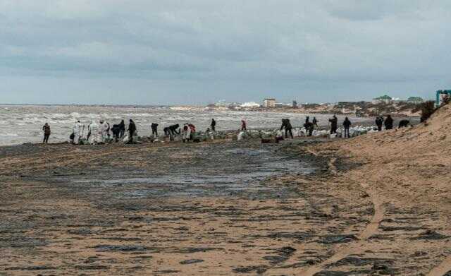 Министерство транспорта: в Чёрное море попало 2,4 тысячи тонн мазута после крушения танкеров