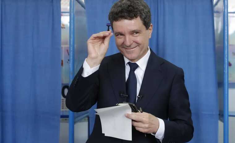 На выборах президента Румынии сохраняет лидерство мэр Бухареста Дан