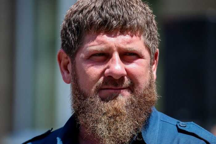 Кадыров демонстрирует бодрость на публике, но почти постоянно находится в больнице